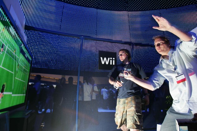Demonstração do Nintendo Wii, primeiro console com sensor de movimento, em 2006
