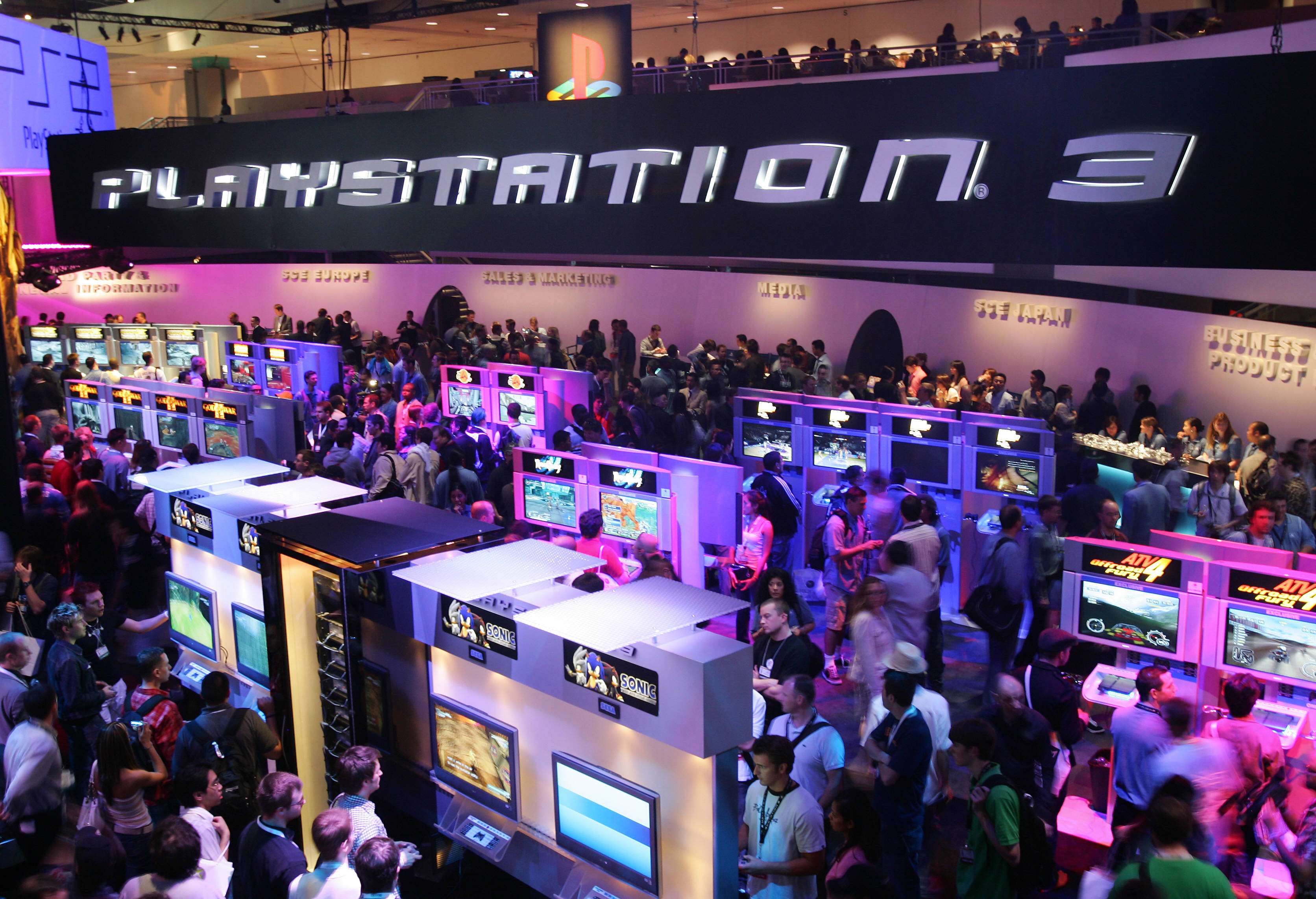 Visitantes testam o Sony PlayStation 3 em 2006, antes do lançamento