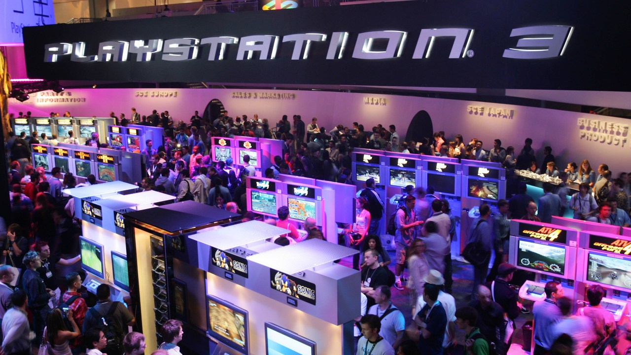 Visitantes testam o Sony PlayStation 3 em 2006, antes do lançamento
