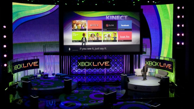 O sensor de movimentos Kinect, da Microsoft, saindo do forno em 2010