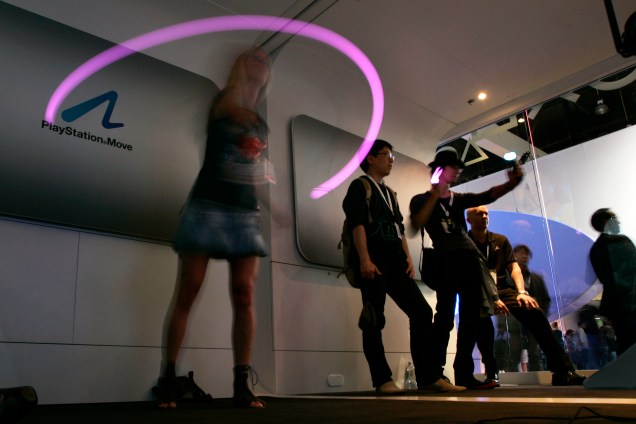 Mulher joga com o Sony Playstation Move, lançado em 2010 em resposta ao Kinect e ao Wii