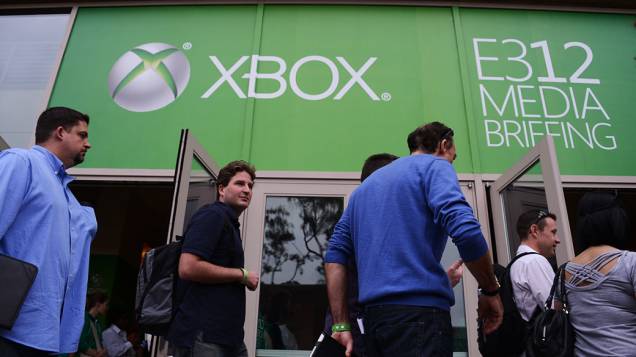 Público chega para a coletiva de imprensa da Microsoft durante feira de games E3 2012 em Los Angeles, Califórnia