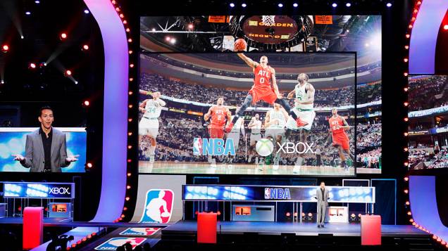 Yusuf Mehdi, diretor de marketing, entretenimento interativo da Microsoft, apresenta um nova versão do game NBA, durante coletiva de imprensa da Microsoft na E3 em Los Angeles