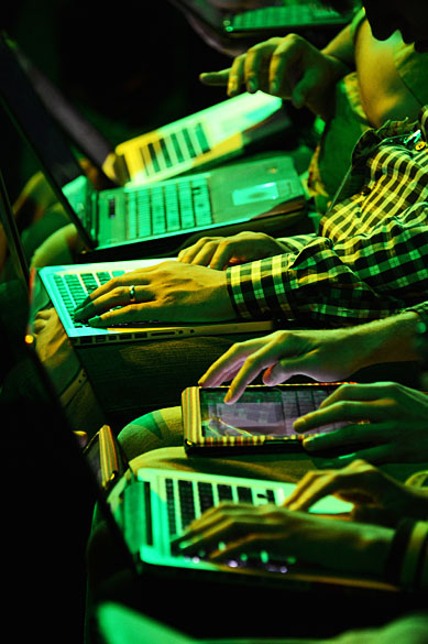 Participantes usam seus computadores e tablets enquanto aguardam o início da coletiva da Microsoft durante a E3 2012