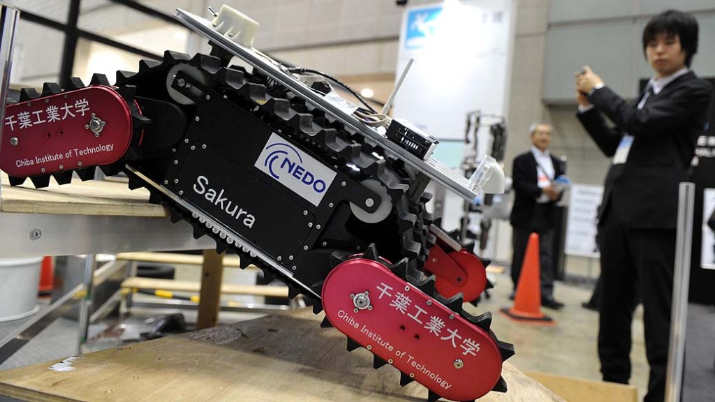 Robô rastreador equipado com câmera de vídeo e microfone, na 'Japan Robot Week 2012'
