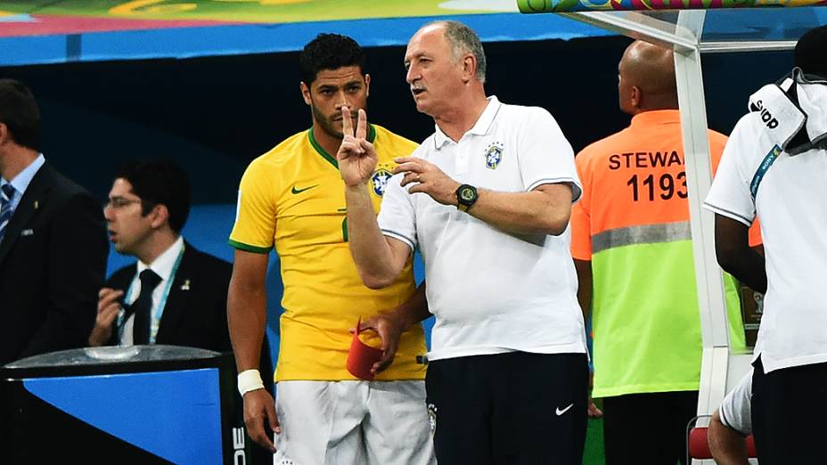 O técnico Luiz Felipe Scolari passa orientações para Hulk durante o jogo contra a Holanda, no Mané Garrincha em Brasíliaq