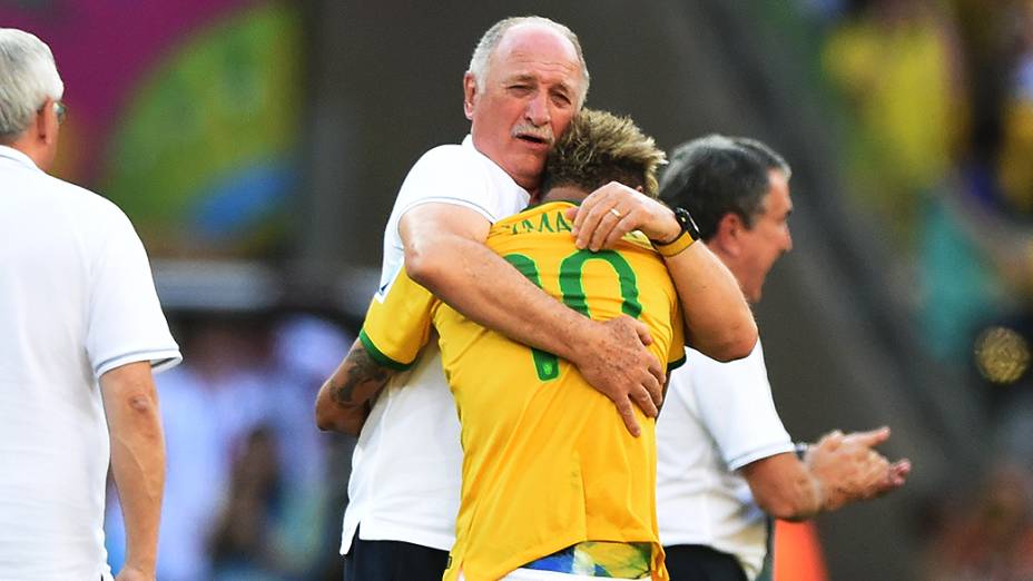 Felipão abraça Neymar após a vitória do Brasil sobre o Chile