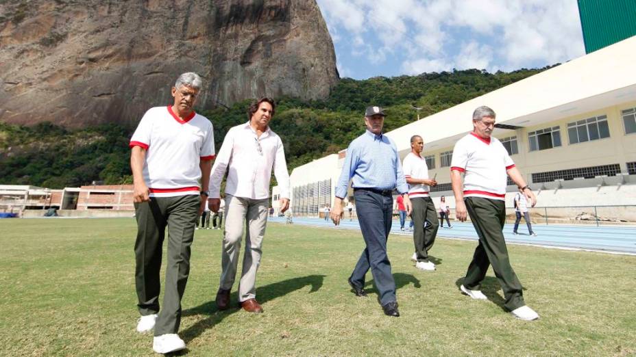 Felipão e Parreira visitam a Escola de Educação Física do Exército, na Urca, no Rio, onde a seleção treinará antes da Copa das Confederações