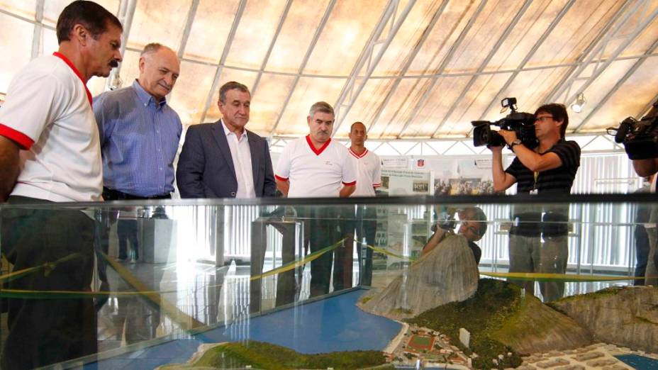 Felipão e Parreira visitam a Escola de Educação Física do Exército, na Urca, no Rio, onde a seleção treinará antes da Copa das Confederações