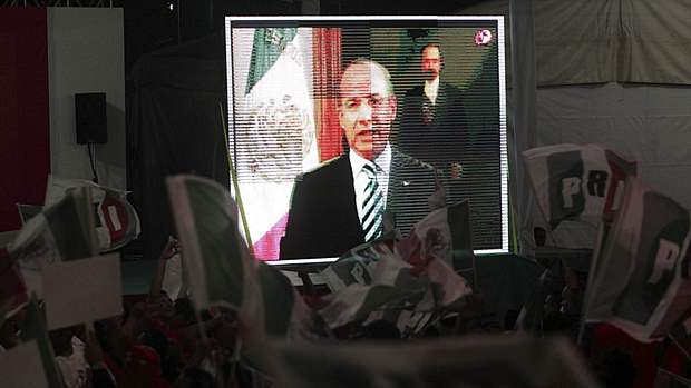 Militantes do PRI acompanham o discurso do presidente Felipe Calderón