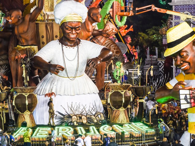 A Unidos do Peruche se prepara para desfilar no segundo dia do Grupo Especial do carnaval de São Paulo, no Anhembi