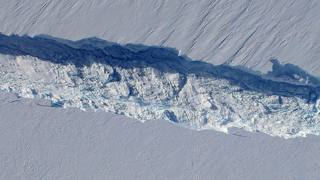 Imagem da NASA mostra close-up da fenda se espalhando por todo o bloco de gelo da geleira de Pine Island, Antártida