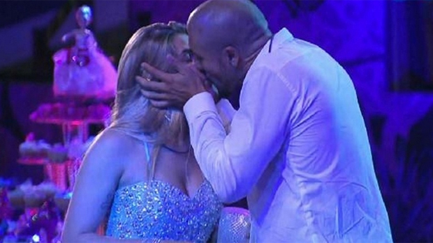 Fernando beija Aline em festa de debutante no BBB15
