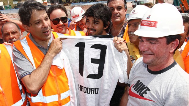 O candidato do PT à Prefeitura de São Paulo, Fernando Haddad, recebeu camisa do Corinthians de Andre Sanchez, em 06/10/2012