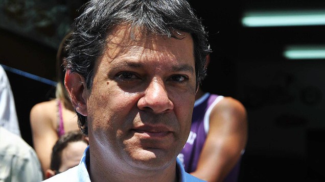 O candidato à prefeitura de São Paulo pelo PT, Fernando Haddad durante carreata em Cidade Tiradentes, em São Paulo (SP), em 10/10/2012
