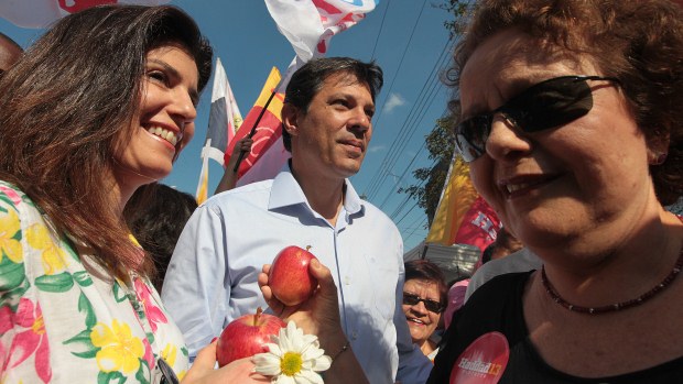 Fernando Haddad faz campanha neste domingo ao lado da mulher, Ana Estela, e da ministra Eleonora Menecucci