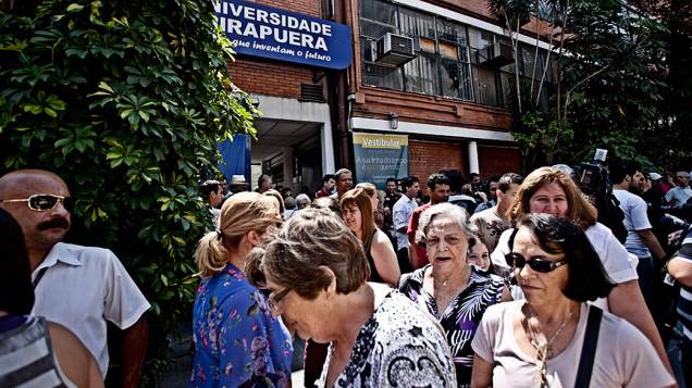 Movimentação de eleitores na Universidade Ibirapuera, em Moema, zona sul da cidade, neste domingo
