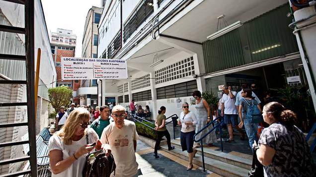 Movimentação de eleitores na Universidade Ibirapuera, em Moema, zona sul da cidade, neste domingo
