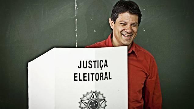 O candidato do PT à Prefeitura de São Paulo, Fernando Haddad, vota na Universidade Ibirapuera, em Moema, zona sul da cidade, neste domingo