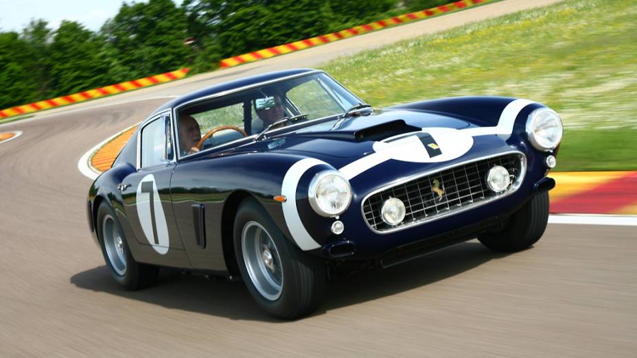 Ao volante desta 250 GT Berlinetta SWB (entre-eixos curto), Stirling Moss venceu várias competições em 1961