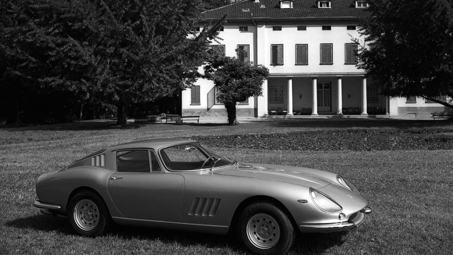 Produzida entre 1964 e 1968, a Ferrari 275 era um GT de dois lugares com dois bancos pequenos atrás e um potente V12 3.3 na frente