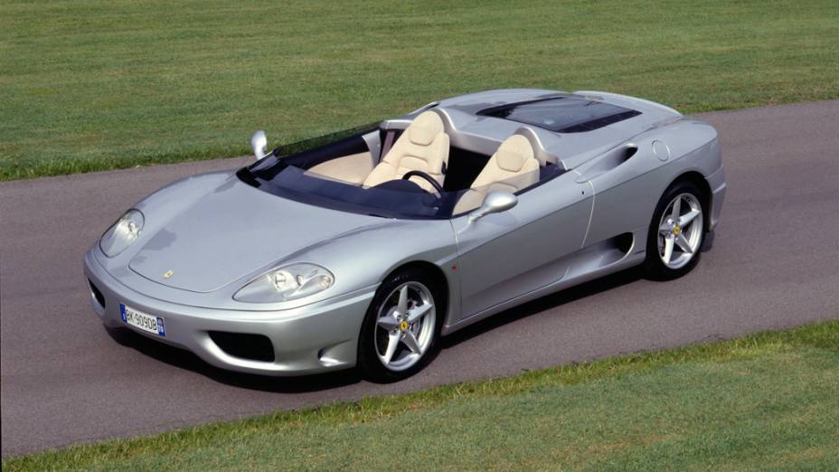 A Ferrari 360 Barchetta é uma versão especial e única da 360 Modena. Foi encomendada à Pininfarina para o casamento de Luca di Montezemolo, atual presidente da Ferrari