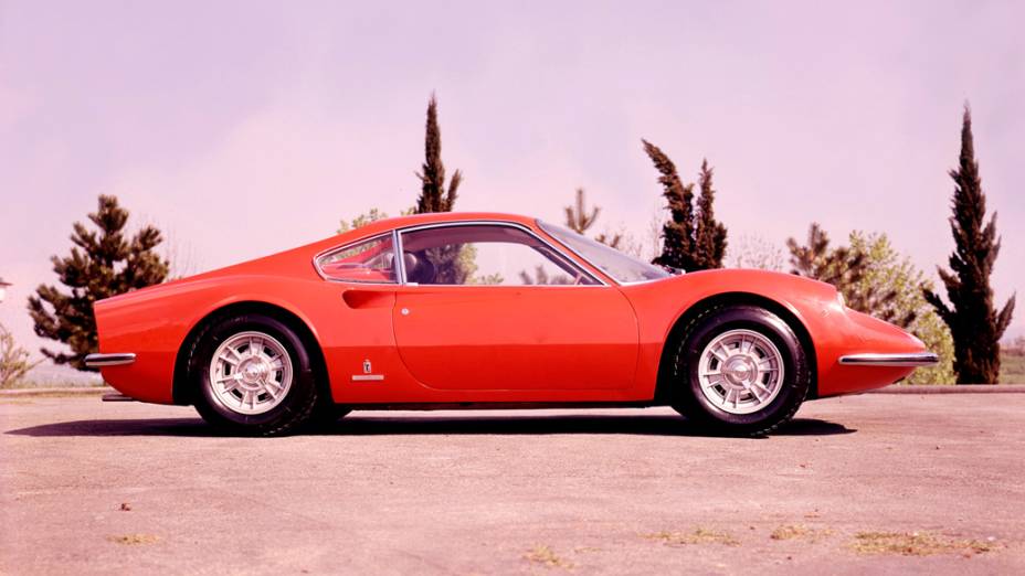 Equipada com um motor V6 central, a Ferrari Dino era uma homenagem a Alfredo Ferrari, filho de Enzo Ferrari, fundador da marca e mais conhecido por Dino. Formado em engenharia mecânica, Dino morreu cedo, aos 24 anos de idade, vítima de distrofia muscular. O modelo 206 GT foi produzido no fim da década de 1960 e soma apenas 152 exemplares