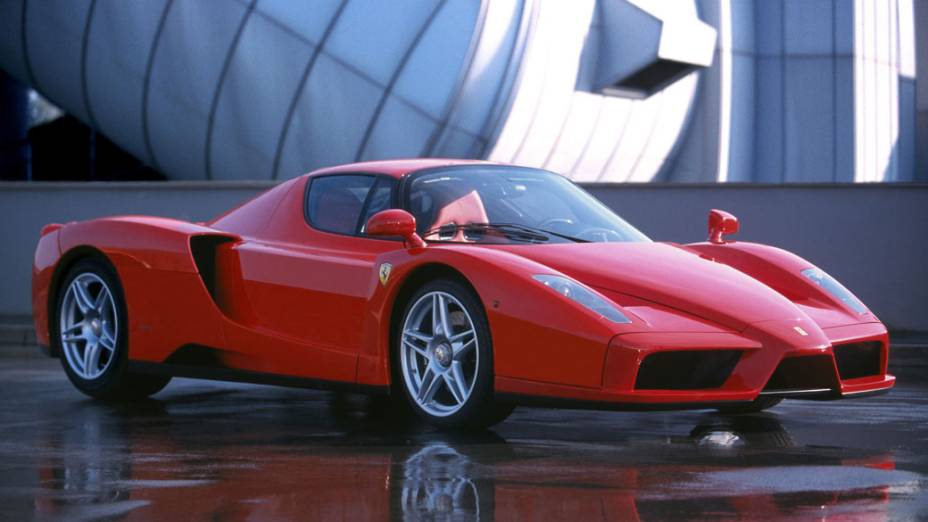 Um dos mais cobiçados superesportivos da Ferrari, a Enzo leva o nome do fundador da marca. Foi produzido entre 2002 e 2004 e trazia tecnologias desenvolvidas na F1, além de um V12 6.0 central de 660 cv capaz de fazer o carro acelerar de 0 a 100 km/h em apenas 3,7 segundos