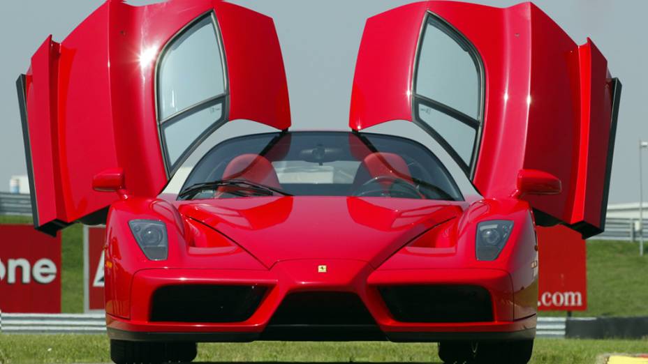 A Enzo causou furor no Salão de Paris de 2002. Inicialmente apenas 349 exemplares seriam produzidos ao preço de 700.000 dólares cada. Mas, após pedidos, a Ferrari decidiu fabricar 50 unidades a mais, totalizando 399 Enzos