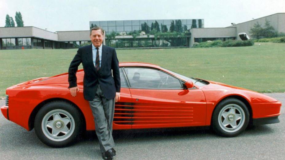 Sergio Pininfarina posa ao lado de uma Ferrari Testarossa