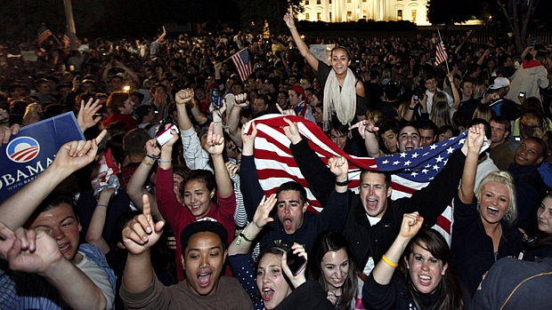 Multidão comemora morte do terrorista Osama bin Laden na frente da Casa Branca, em Washington, na noite deste domingo.
