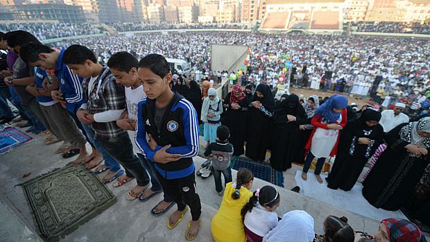 Muçulmanos rezam em estádio no Cairo durante Festa do Sacrifício