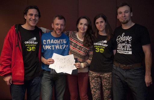 Tomasz Dziemianczuk (D) em foto com outros militantes do Greenpeace no dia 12 de dezembro em São Petersburgo