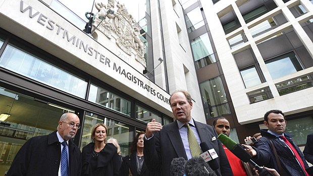 Fiadores de Assange falam a jornalistas em tribunal de Londres