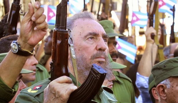 Fidel Castro acompanha uma cerimônia em 2011