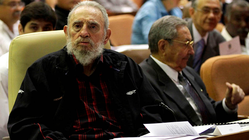 Fidel Castro aparece ao lado do seu irmão, o presidente Raul Castro, em sessão deste domingo (24) na Assembléia Nacional, em Cuba