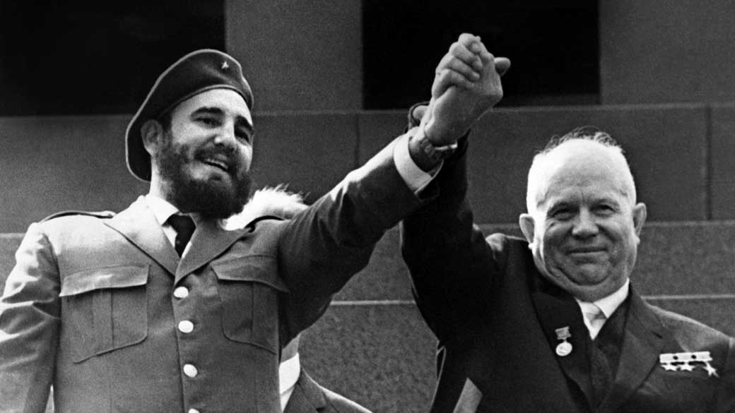 Fidel Castro ao lado de Nikita Kruschev. Havana foi sustentada pelo dinheiro soviético durante a Guerra Fria