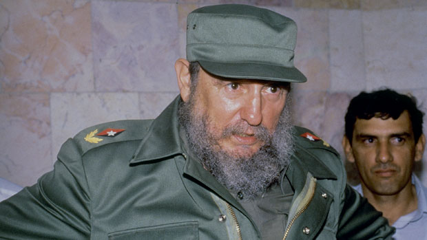 OSTENTAÇÃO - Fidel, em 1988, com o guarda-costas Juan Reinaldo, autor do livro devastador sobre o luxuoso estilo de vida do ditador socialista, ídolo do PT
