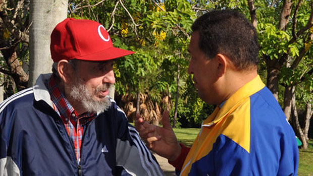 Os ditadores Fidel Castro, eterno caudilho de Cuba, e Hugo Chávez, da Venezuela: regimes siameses