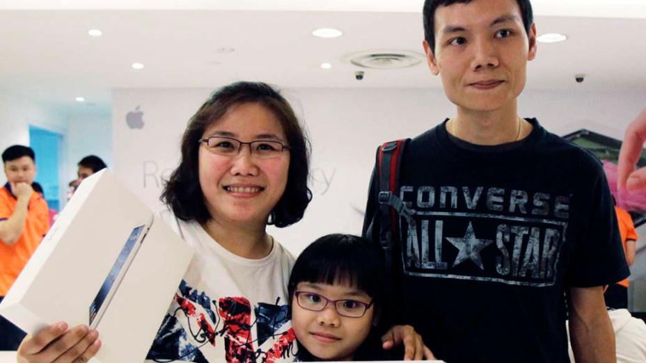 Zhuo Hanling  e sua família na posse do ipad3, em Cingapura