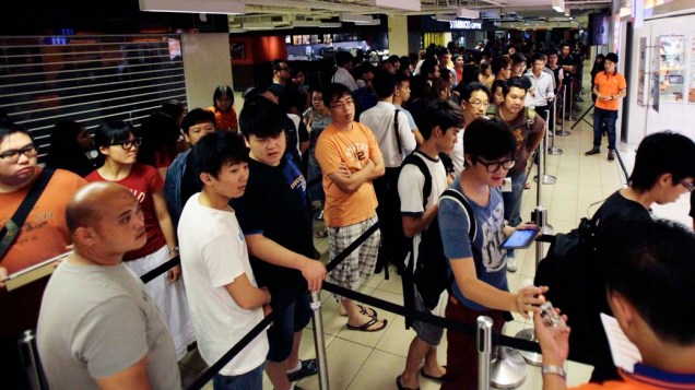 Consumidores fazem fila da Apple Store de Cingapura, para a compra de Ipad3