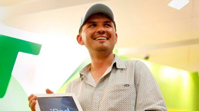 David Tarasenko, empresário, posa com o Novo iPad. Ele foi o primeiro a comprar o tablet na loja da Apple, em Sydney, na Austrália