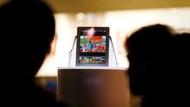 Pessoas admiram Novo iPad em vitrine, na Austrália