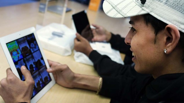 Consumidor testa o novo Ipad no 1º dia de vendas, em Nova York