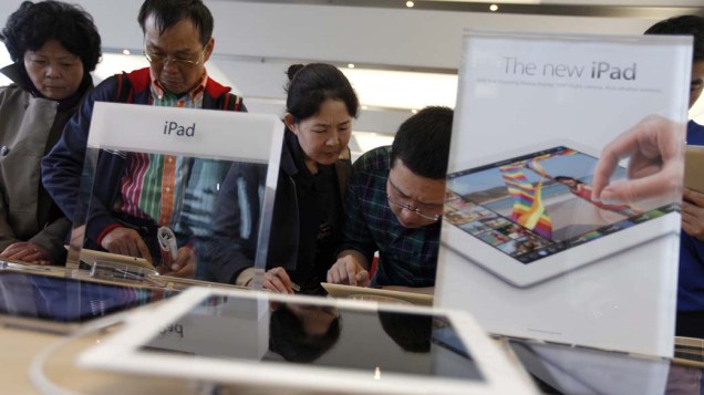 Consumidores na loja da Apple para comprarem o produto, em Hong Kong