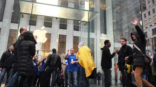 Pessoas fazem fila na Apple store de Nova York, para a compra do novo Ipad
