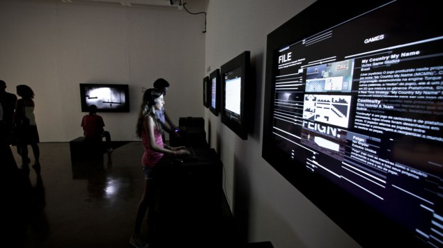 Visitantes jogam games casuais em telas de LCD
