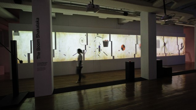 Instalação The Boom Shakalaka, do brasileiro Lucas Werthein e do americano Jason Aston, ocupa toda uma parede da Oi Futuro, local onde acontece a exposição