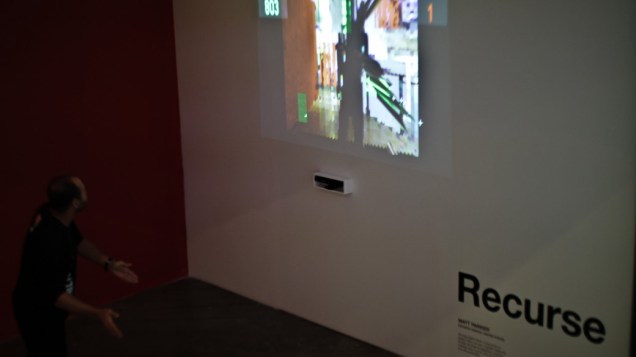 Instalação Recurse, de Matt Parker, usa sensor Kinect para reproduzir movimentos