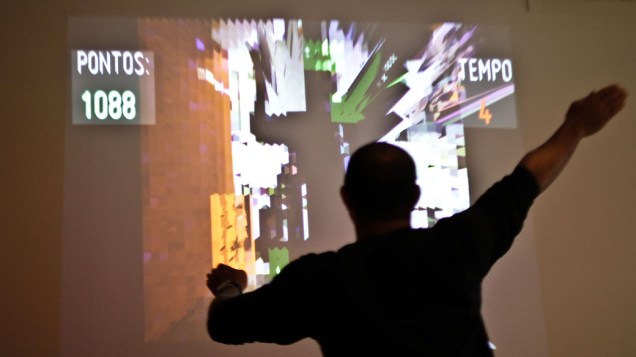 Instalação Virtual Ground, de Andrew Hieronymi, permite que visitantes interajam com tabuleiro digital a partir de visão computadorizada e movimentos do corpo